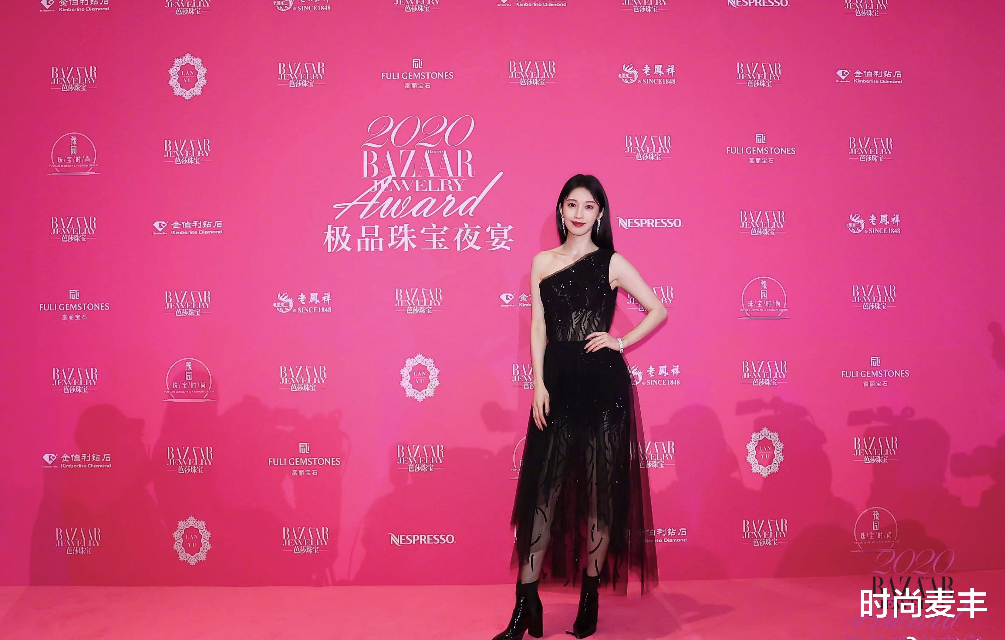 时尚麦丰|张俪海边写真大片，一件白色渔网连衣裙配长靴，性感又时尚