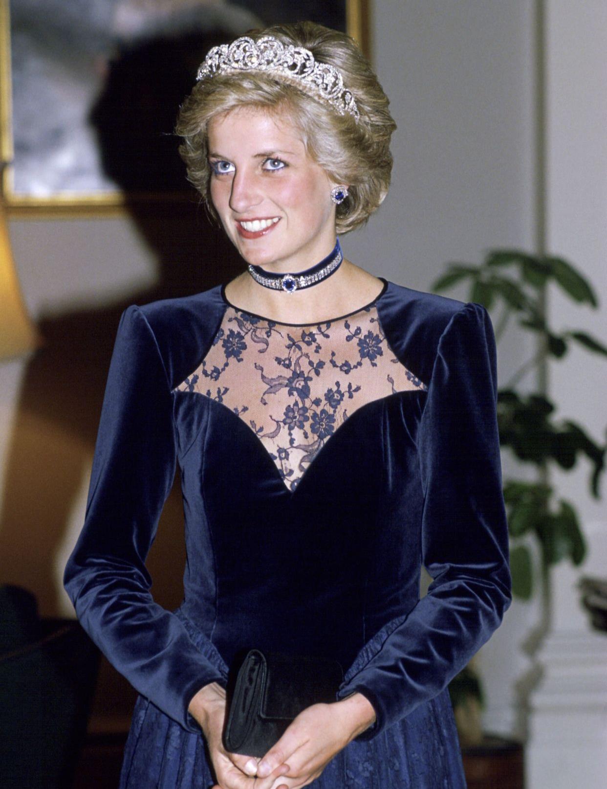 戴安娜|为什么英女王和安妮公主母女不喜戴安娜？从穿衣理念看出三观不同