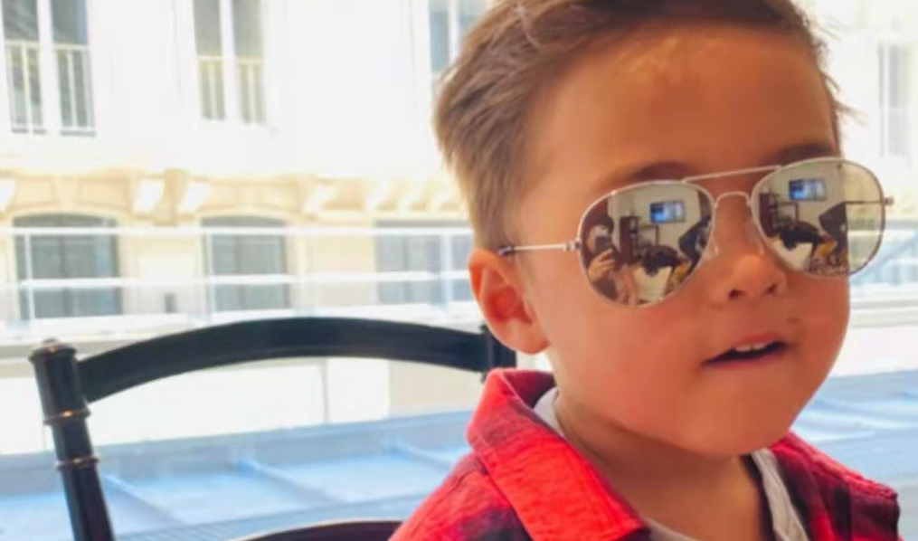 昆凌|昆凌罕见晒儿子正脸照！小朋友戴墨镜梳背头学爸爸耍帅，神态超像