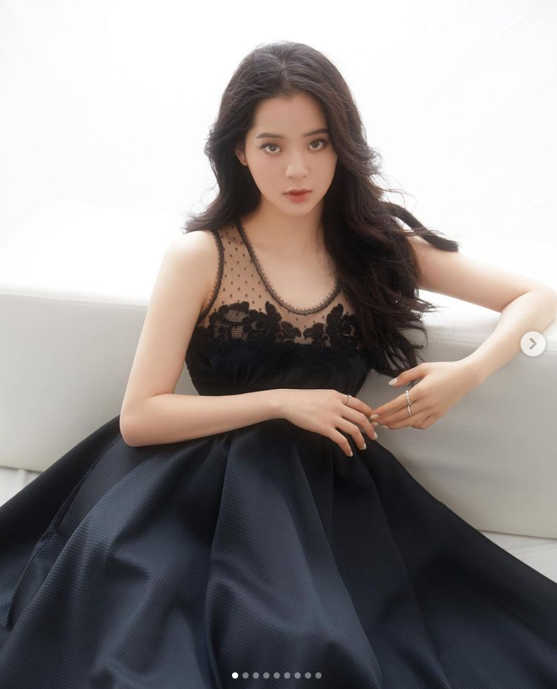 欧阳娜娜|女星欧阳娜娜曝光好身材，黑蕾丝花瓣礼服辣翻，粉丝看了如痴如醉