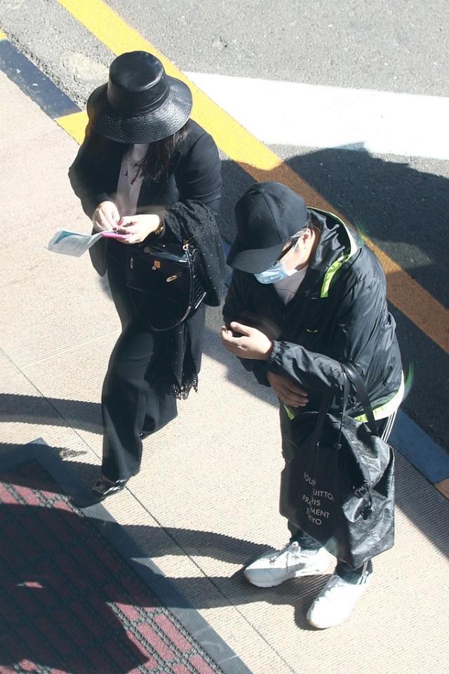 李湘|李湘女儿又胖成球！穿休闲装太壮硕成路人，李湘包裹严实贵妇感十足