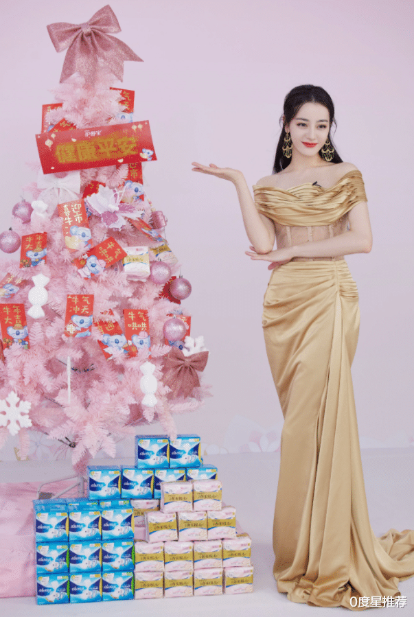 迪丽热巴|热巴太“保守”，嫌裙子太短在下面围一层纱帐，不料潮成全场焦点