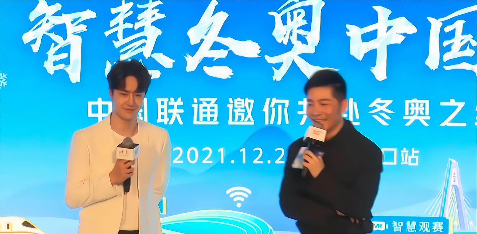 王一博|王一博全新私服出行，久违的机场照，一身黑色休闲风包裹严实