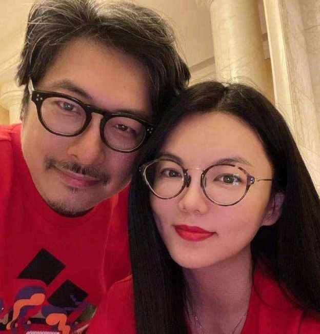 迪丽热巴|李湘意中人曝光？与年轻男子同住酒店，穿着华贵富态十足