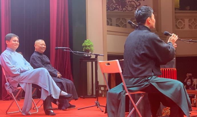 高峰|德云社栾云平坐着演《扒马褂》，引发网友热议，高峰：这是新演法