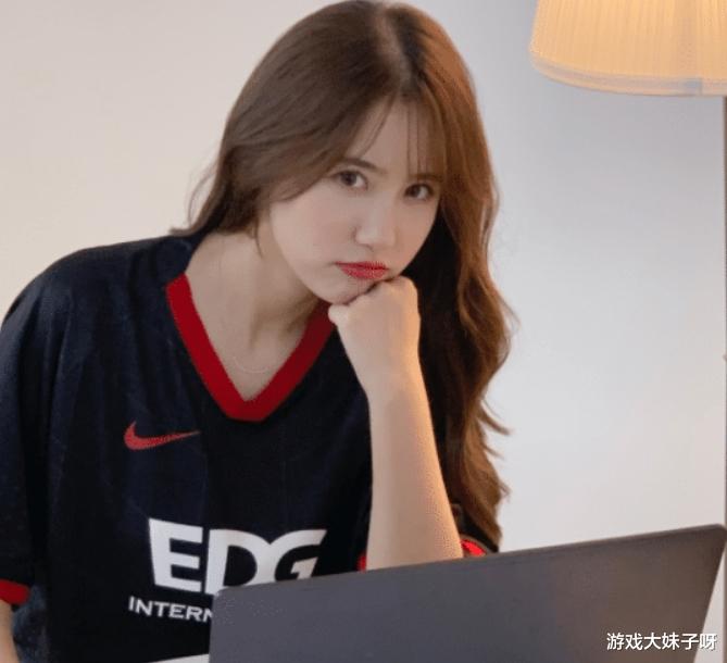 美颜|蓝衣战神成功出圈，线下穿旗袍翻车，身材胖得把衣服挤变形