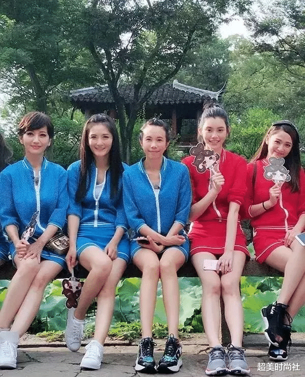 超美时尚社 莫文蔚现身可持续时尚T台，穿蓝色长裙秀美腿，51岁身材惹人羡