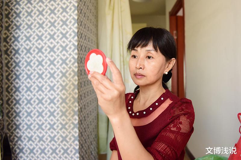 文博浅说|45岁女人自述：嫁给35岁的男人，他真是粘人了，让人受不了！