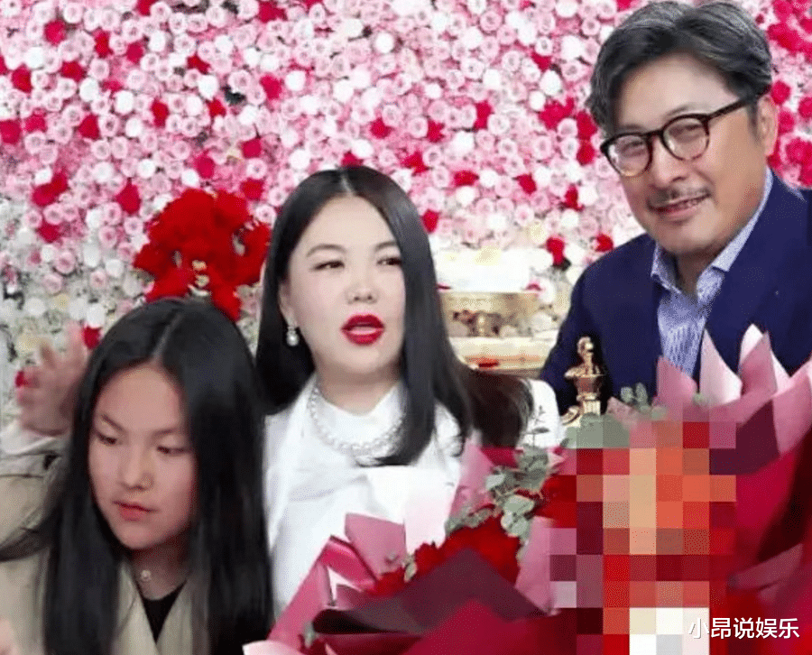 李湘|李湘意中人现身？两人全身穿满名牌很显眼，互动自然共同进出酒店