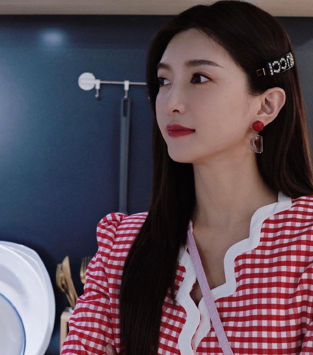 辰雪聊时尚 江疏影挺会扮嫩的,粉色“小香风”外套加身,气质真的太甜美了