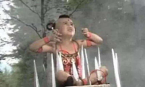 红孩儿|“笑出内伤”的穿帮镜头，红孩儿坐塑料刀片，陈乔恩的吻戏好强势！