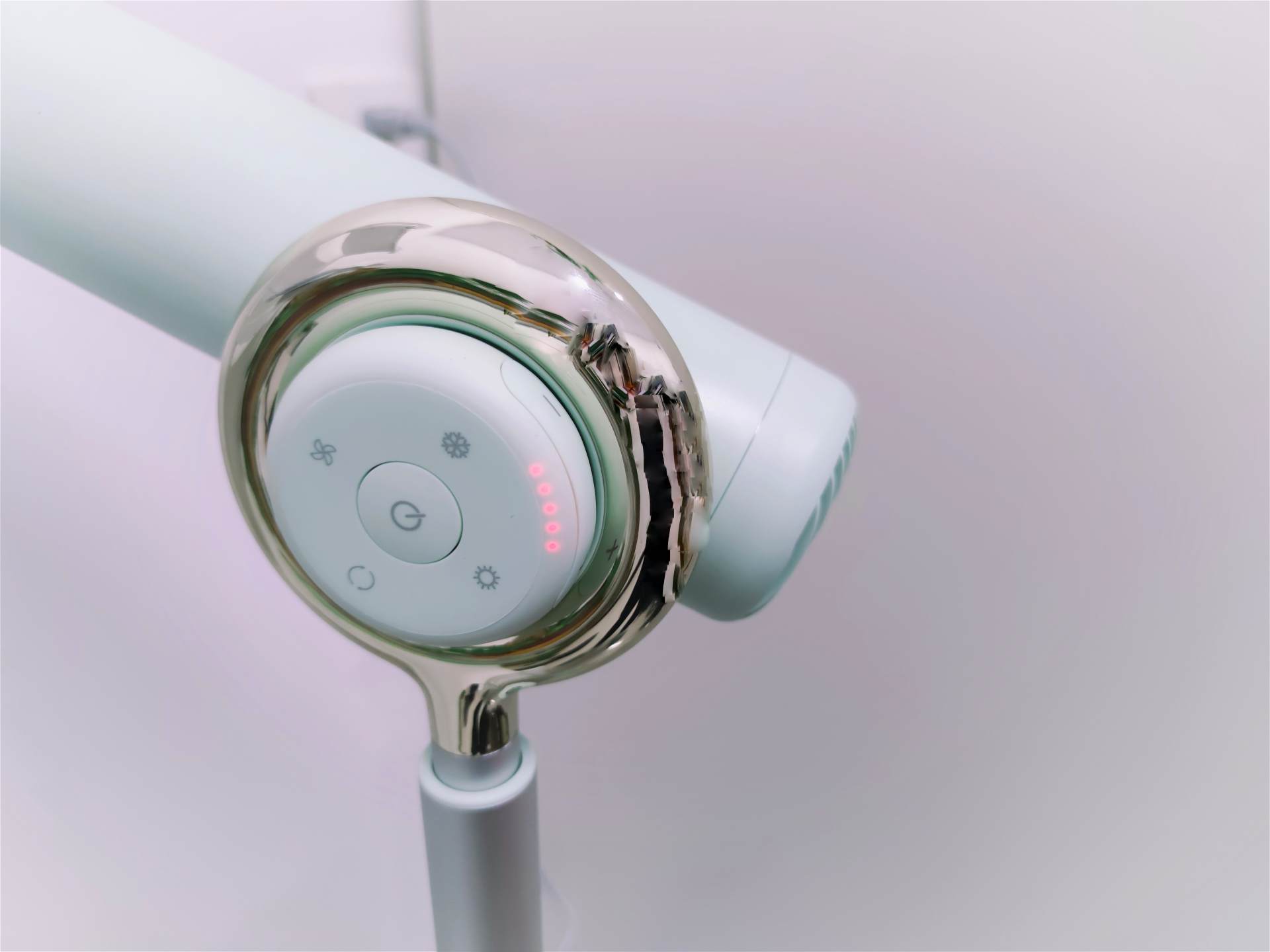 吹风机的最佳形态？品仕乐立式吹风机：颜值与功能齐驱，速干更护发