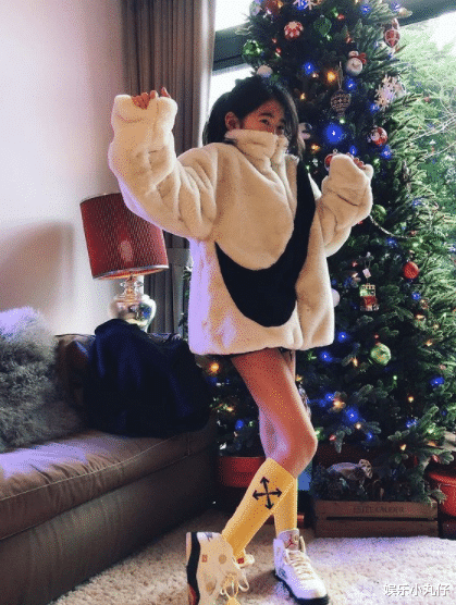 曹格|曹格晒11岁女儿近照，脚踩恨天高穿着成熟，网友：女大十八变
