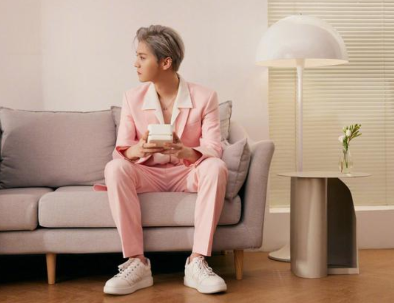 郭晓东|鹿晗解锁新代言，粉色西装照，优雅浪漫贵气十足