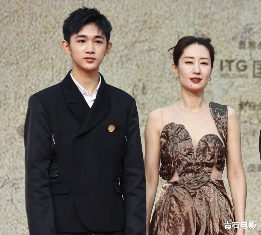 金鸡奖|再看金鸡红毯16个女星比美：张蓝心“傲人线条”，金晨排骨胸抢镜