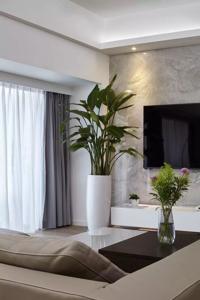 越来越多人电视背景墙这样装，简洁又优雅，让客厅瞬间高大上