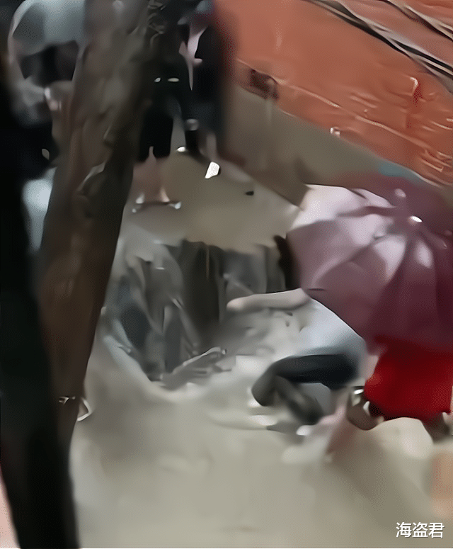 郑州 河南郑州：老人坠入深坑求救，4男子救人遭遇二次坍塌，瞬间消失