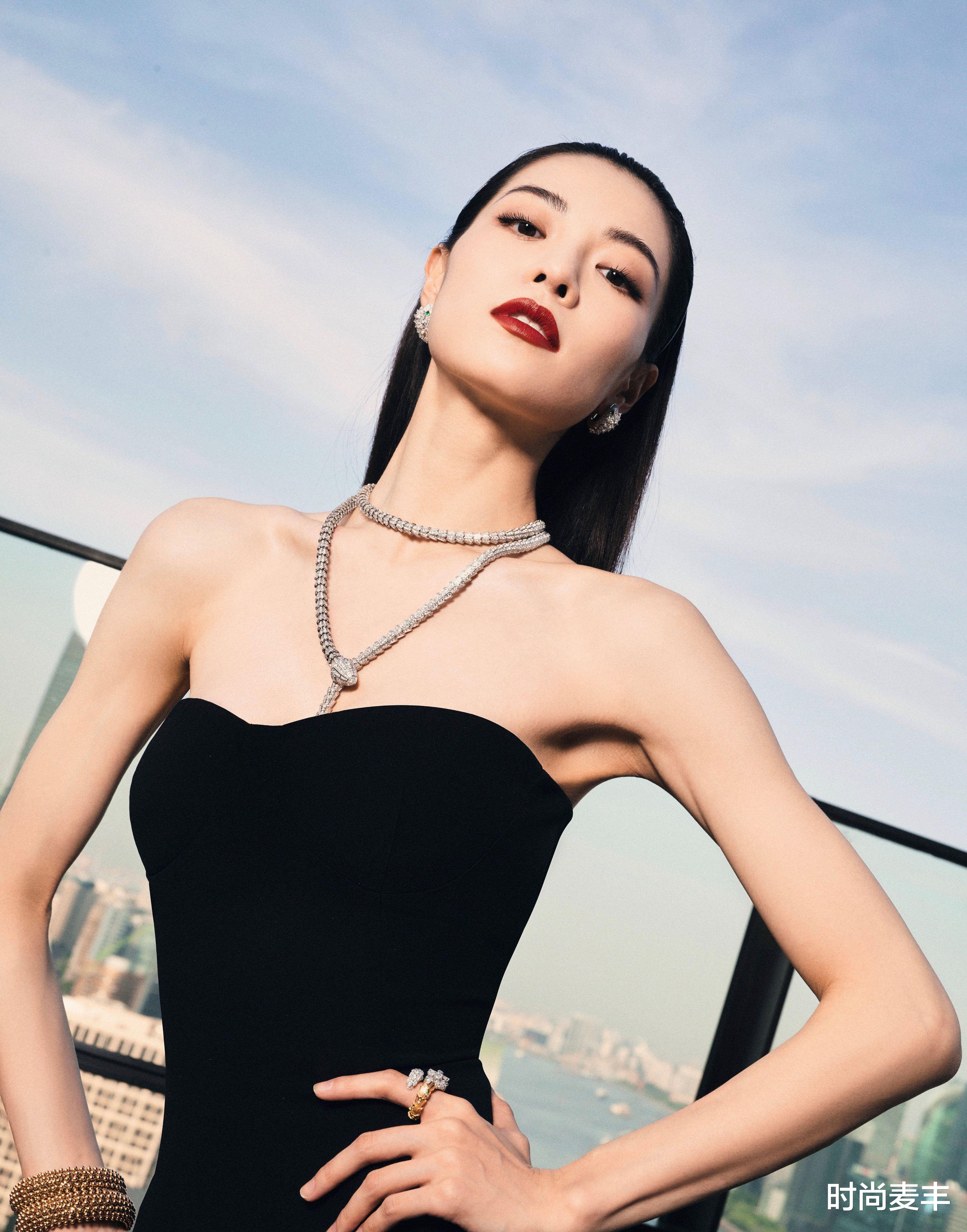 时尚麦丰|钟楚曦不当模特可惜了,蓝色光面连衣裙气质高雅,与背景融为一体