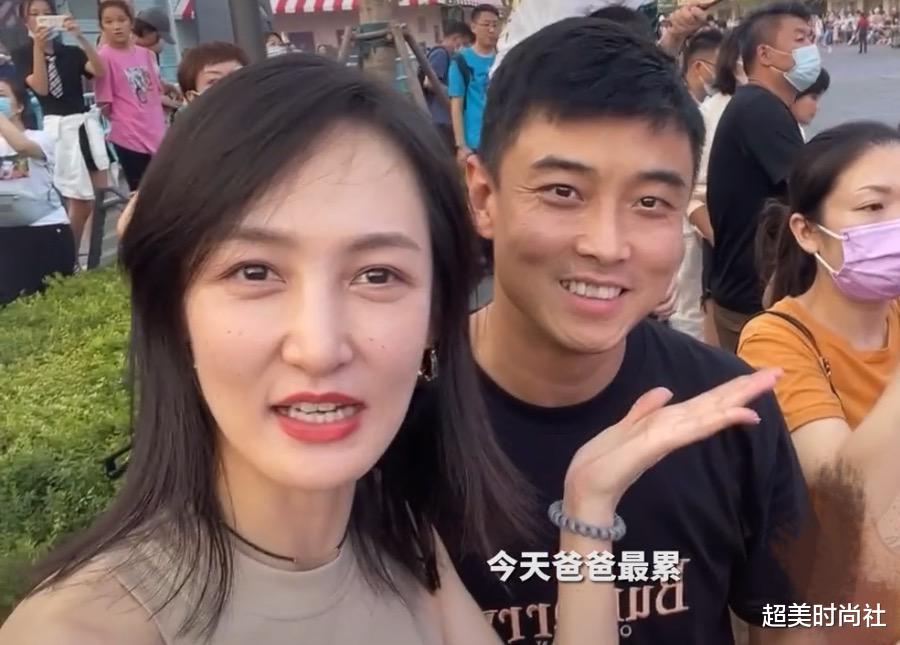 超美时尚社|世界冠军王皓全家出游,一家四口高颜值被赞,妻子美貌不输明星