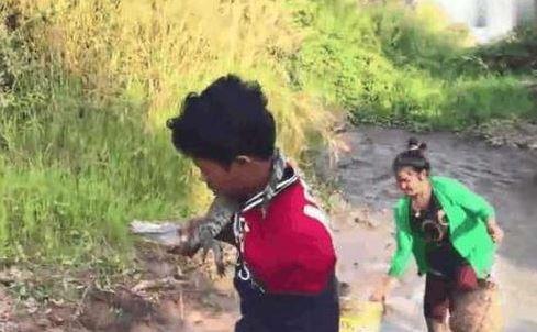 舜网 小伙发现干涸的池塘,塘底有东西在翻腾,没想到出来一个恐怖的家伙
