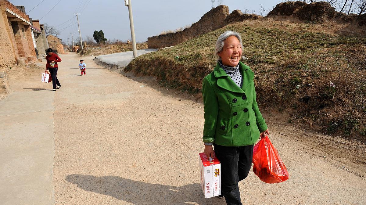 鄂西说 村子里有个妇女，靠给人做红媒生活，这种赚钱方法合法吗？