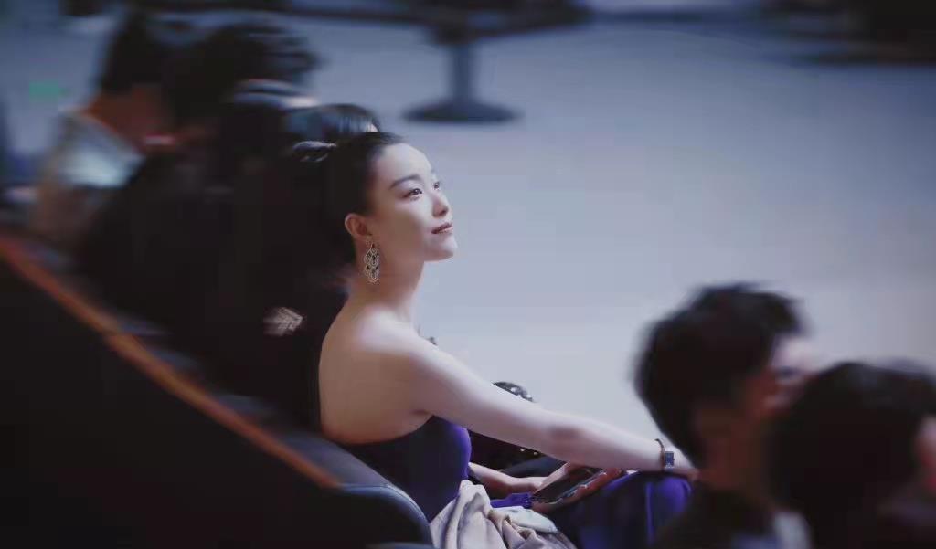 迪丽热巴|倪妮——人群中白成一道光！