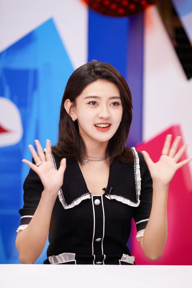 旗袍公馆|梁洁不愧是“网剧女神”,穿娃娃领裙甜美似邻家女,腿还这么细