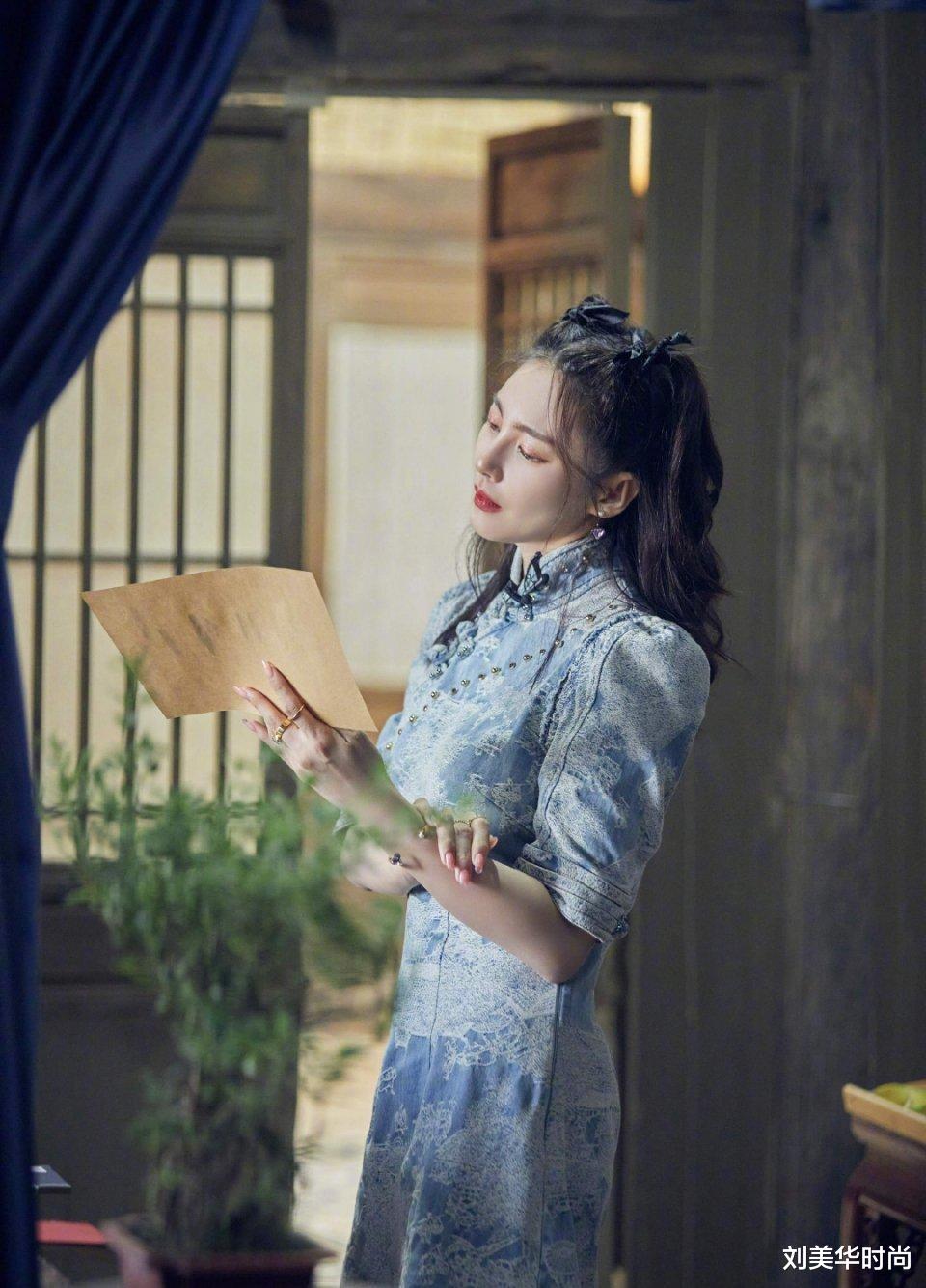 刘美华时尚|杨幂的身材真不错，和张雨绮同穿旗袍，气场颜值都不输