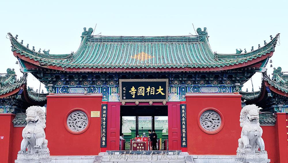 长脖子爸比说|河南这座寺庙因鲁智深闻名,全国唯一四面观音木雕,耗时58年雕成