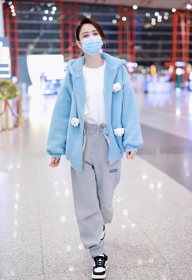 王力宏|佟丽娅越穿越年轻了，这三组搭配时髦减龄，造型看着就很舒服