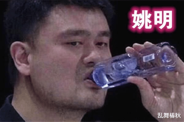 乱舞椿秋 篮球运动员是怎么喝水的？姚明和奥尼尔像在喝口服液，他直接举桶