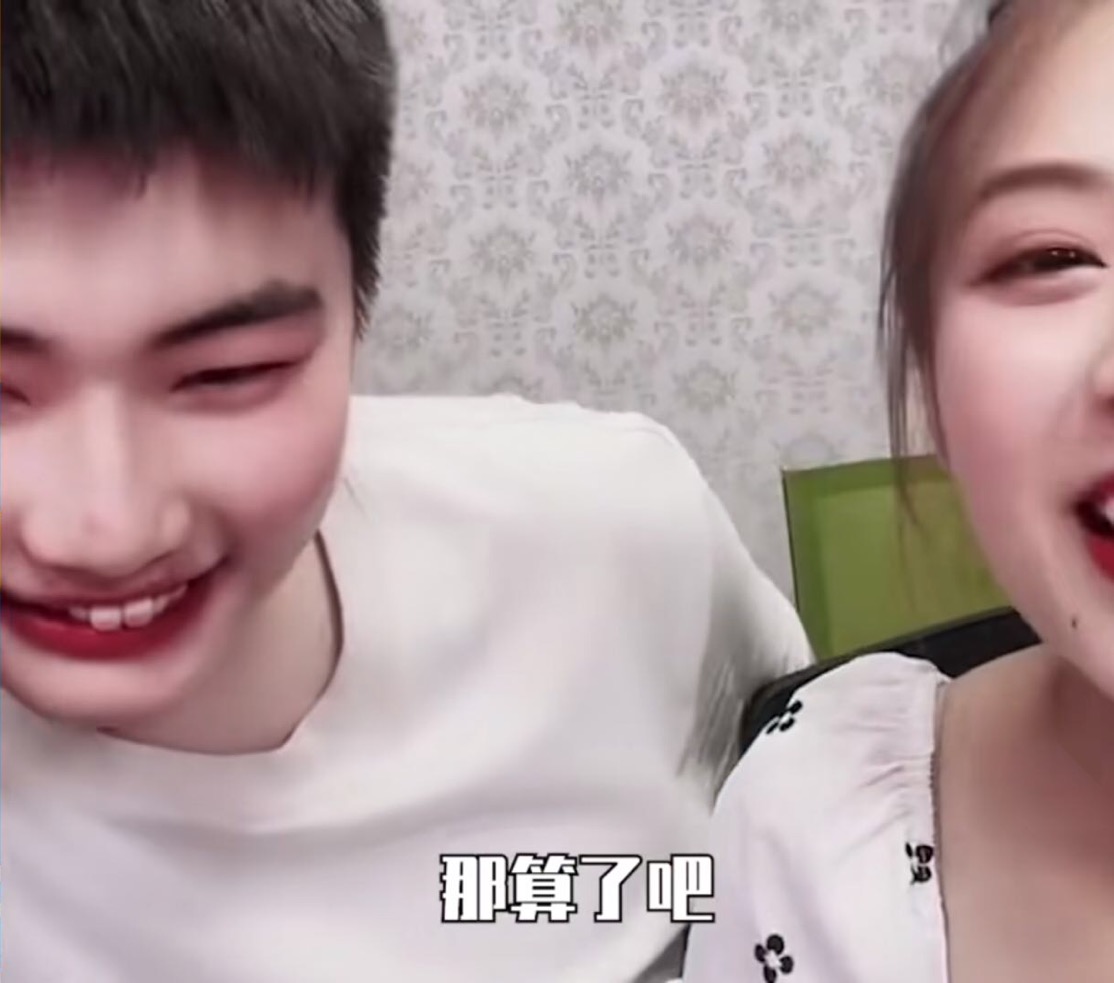 张艺兴|大衣哥儿子直播首秀很成功，换了新搭档的他看起来自信十足