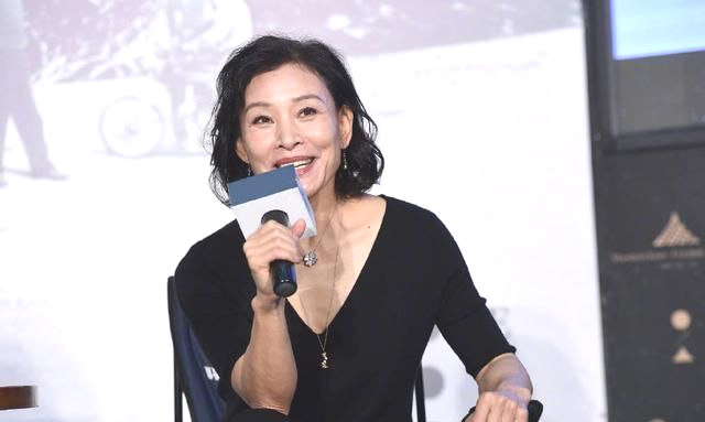 陈冲|演员陈冲发文悼念母亲，曾因一句话毁掉春晚，后来移民海外