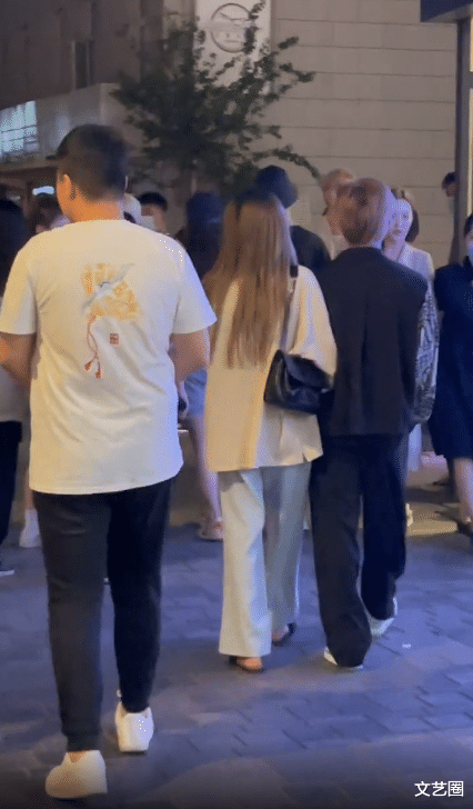 殷世航|殷世航不受封号影响，与套路璐牵手散步被偶遇，网友吐槽其身高只有1米3