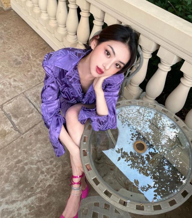 女球迷|圣诞大战坐在老詹威少身旁的中国女球迷是谁？超高颜值+大长腿