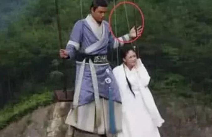 穿帮镜头|史上最“尴尬”穿帮镜头，大妈：我当群演那么辛苦，演下鬼子怎么了