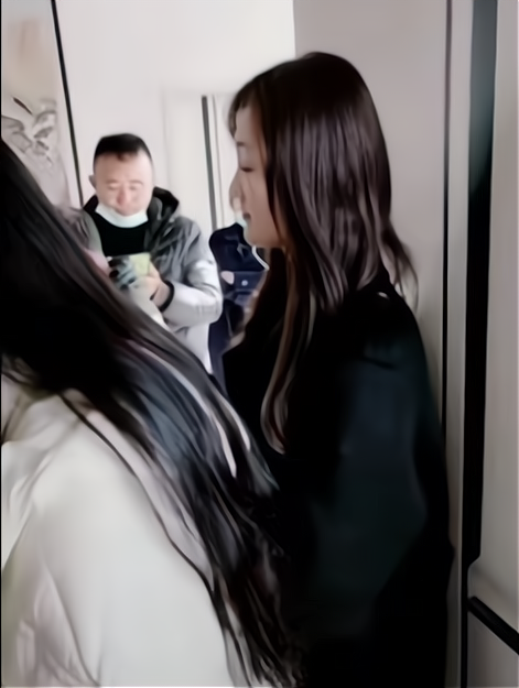 陈亚男|陈亚男“履行承诺”回家探亲，大衣嫂态度冷淡，其父母全程被无视