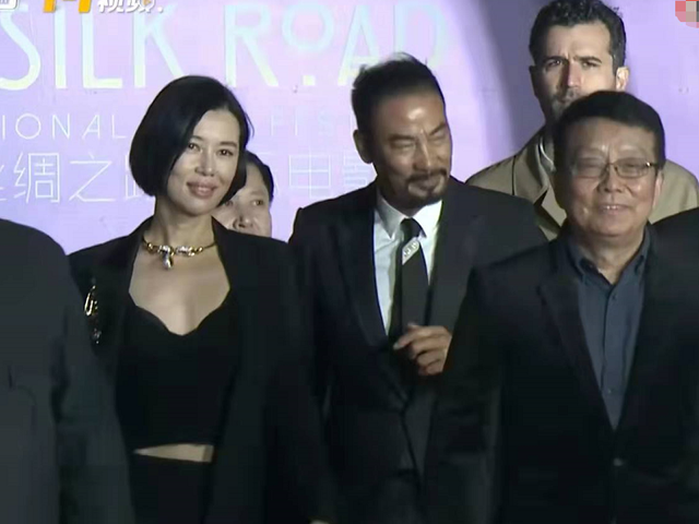 电影节|央视电影节生图比美:主持团颜值惊艳,余男穿深V,女团肤色暗淡