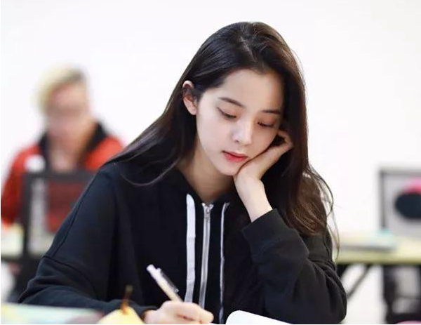 欧阳娜娜|有一种字体叫“欧阳娜娜体”，单个字看很丑，组合起来却很可爱