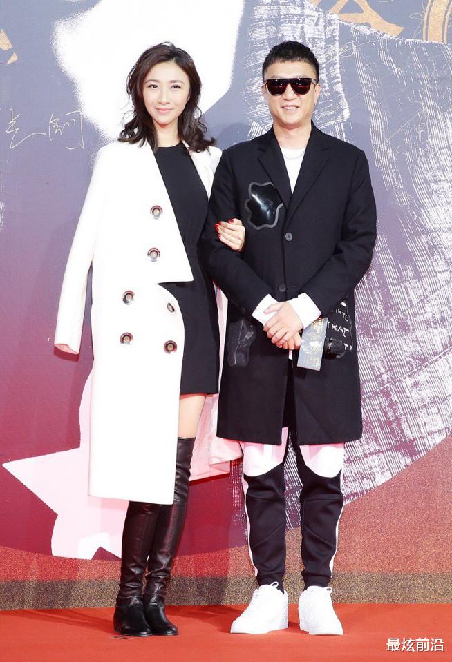 最炫前沿|孙红雷小15岁老婆，穿紫色短裙简单朴素却难挡好气质，赚到了