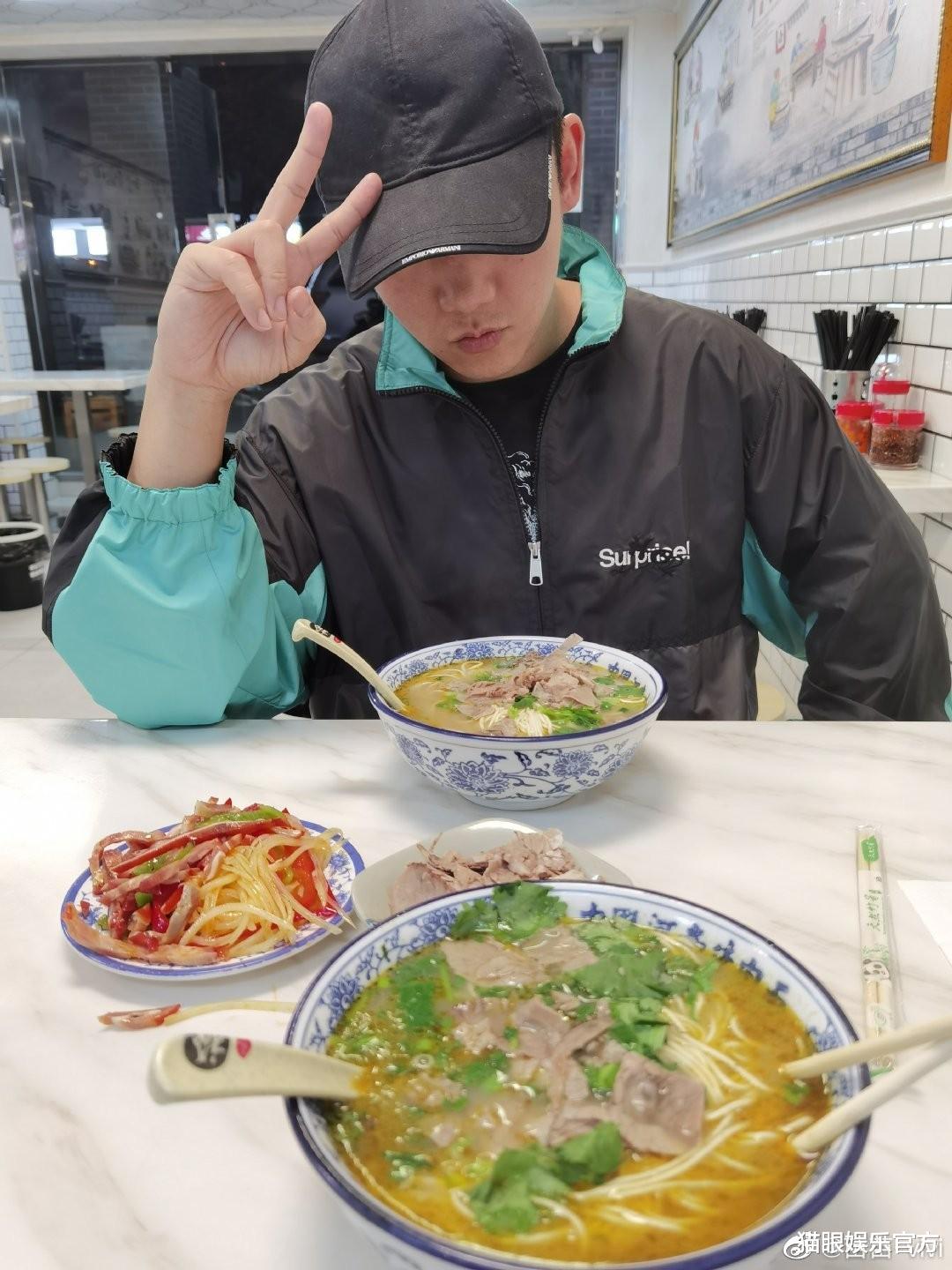 郑恺|郑恺现身晒素颜照，在菜市场摆摊卖南瓜，周围全围着群众人气火爆