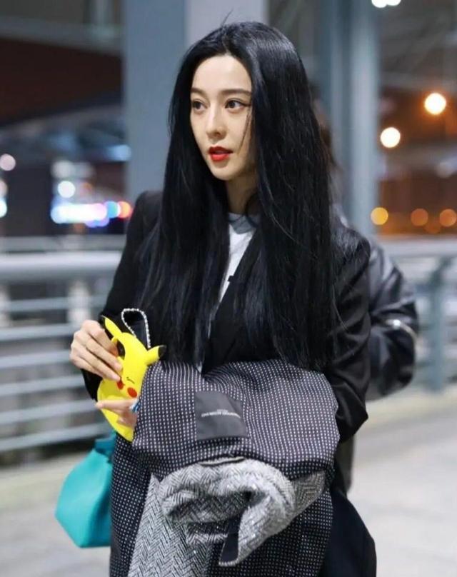 西装|范冰冰的海藻发量真惊人，穿西装抹红唇，气质太出众