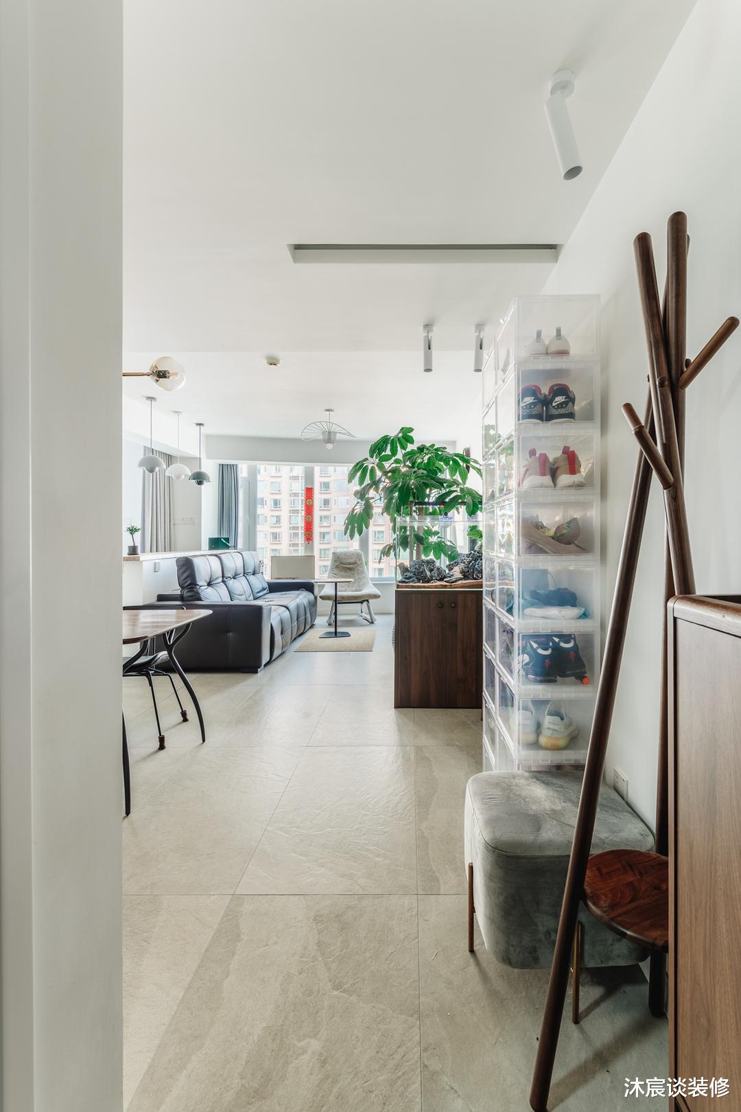 年轻人真会玩，用窗帘隔出一间卧室，吧台当沙发背景，生活太幸福