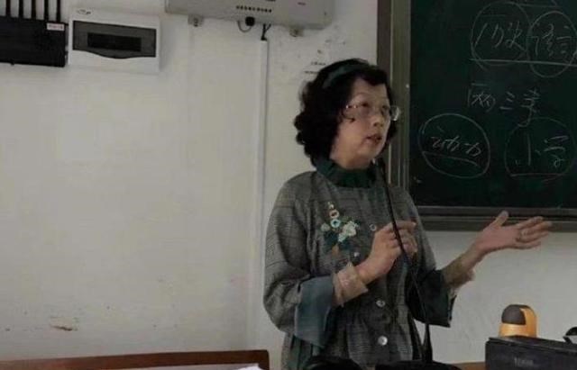 雪落无尘谈|大学老师因衣品走红，学生表示十分欣赏，原来优雅是不分年龄的