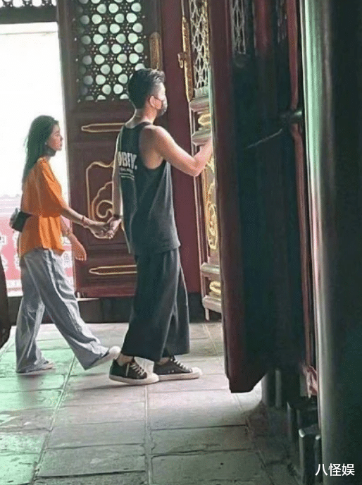 蔡卓宜|王大陆蔡卓宜一起逛街被偶遇，男方跟在身后帮拎东西，男友力十足