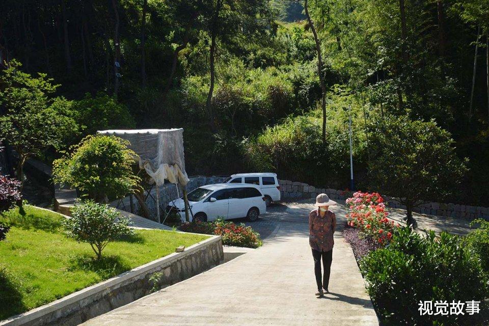 别墅|村民在山中做别墅，屋前建广场装篮球架，称比城里住着舒服