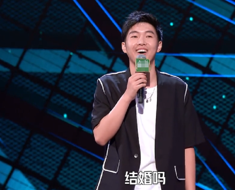 女儿们的恋爱|28岁脱口秀编剧在节目中求婚，表白方式很意外，谢娜被感动得落泪