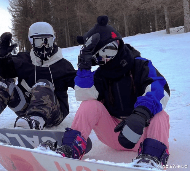 杜淳|李小璐“滑雪事件”后续：男方晒合影曝光正脸，两人对镜头笑得很甜