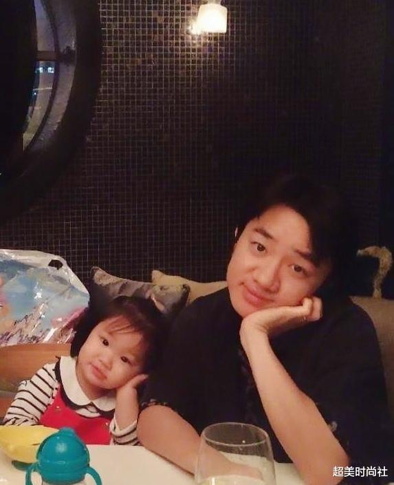 超美时尚社 王祖蓝晒娃给自己刮胡子超温馨!女儿摆拍太可爱,鼻子超像爸爸