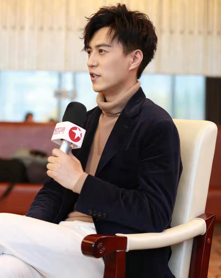 时尚风行派 靳东绅士气质太迷人！穿烟灰色西装超贵气，打算骑行一万公里好牛